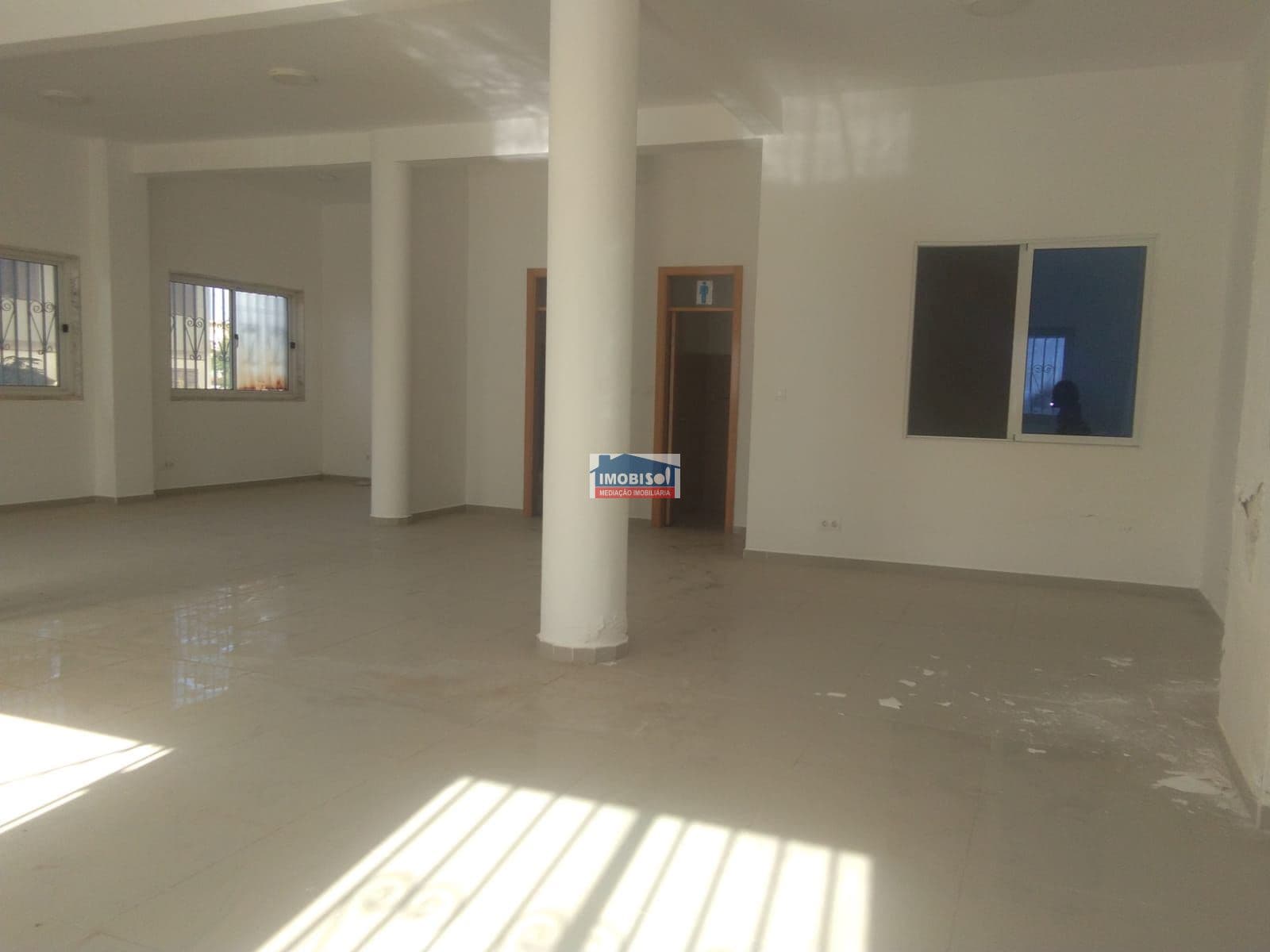 Commercial space for rent in Praia, Santiago — foto principal