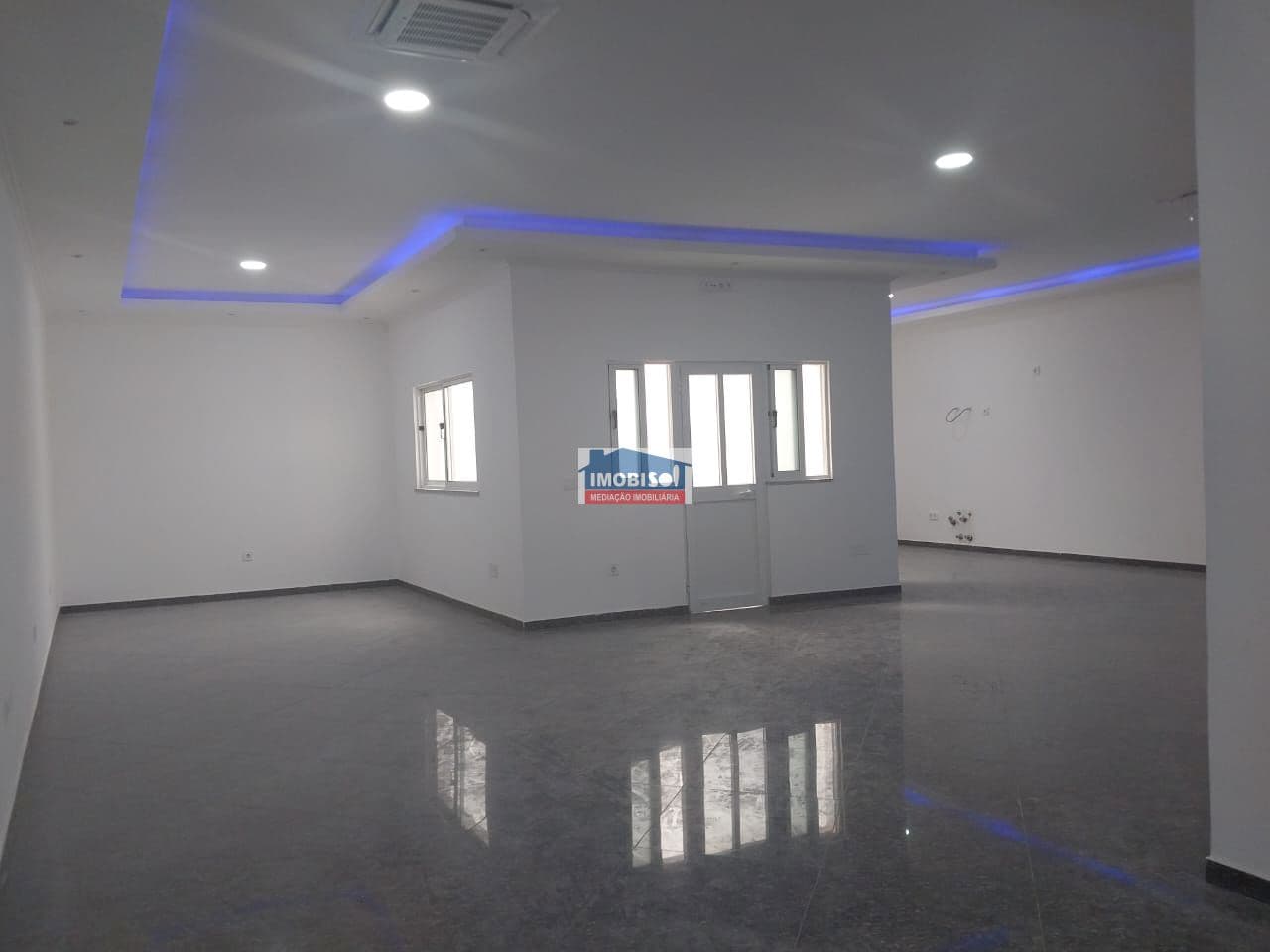 Espace commercial à louer à Praia, Santiago — foto principal