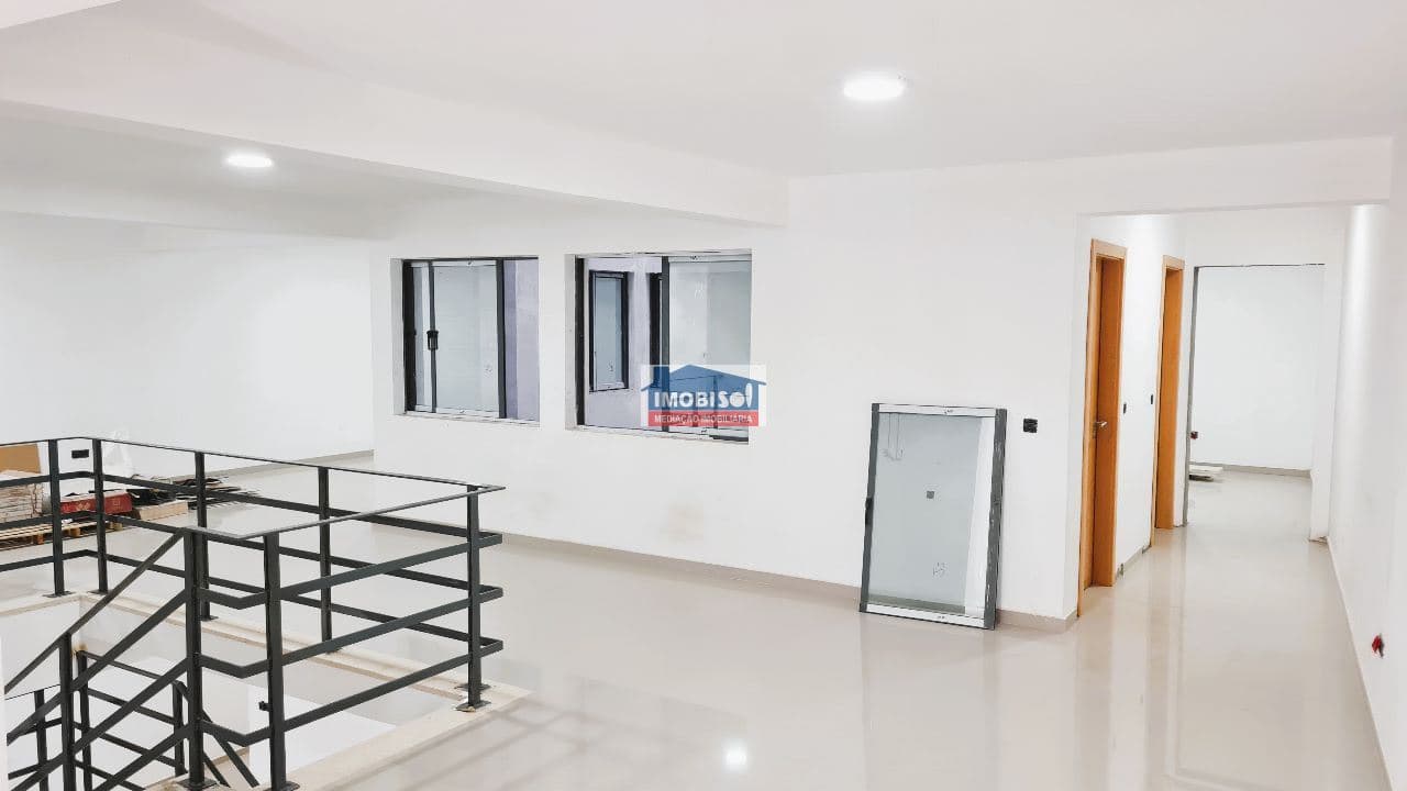 Commercial space for sale in Praia, Santiago — foto principal